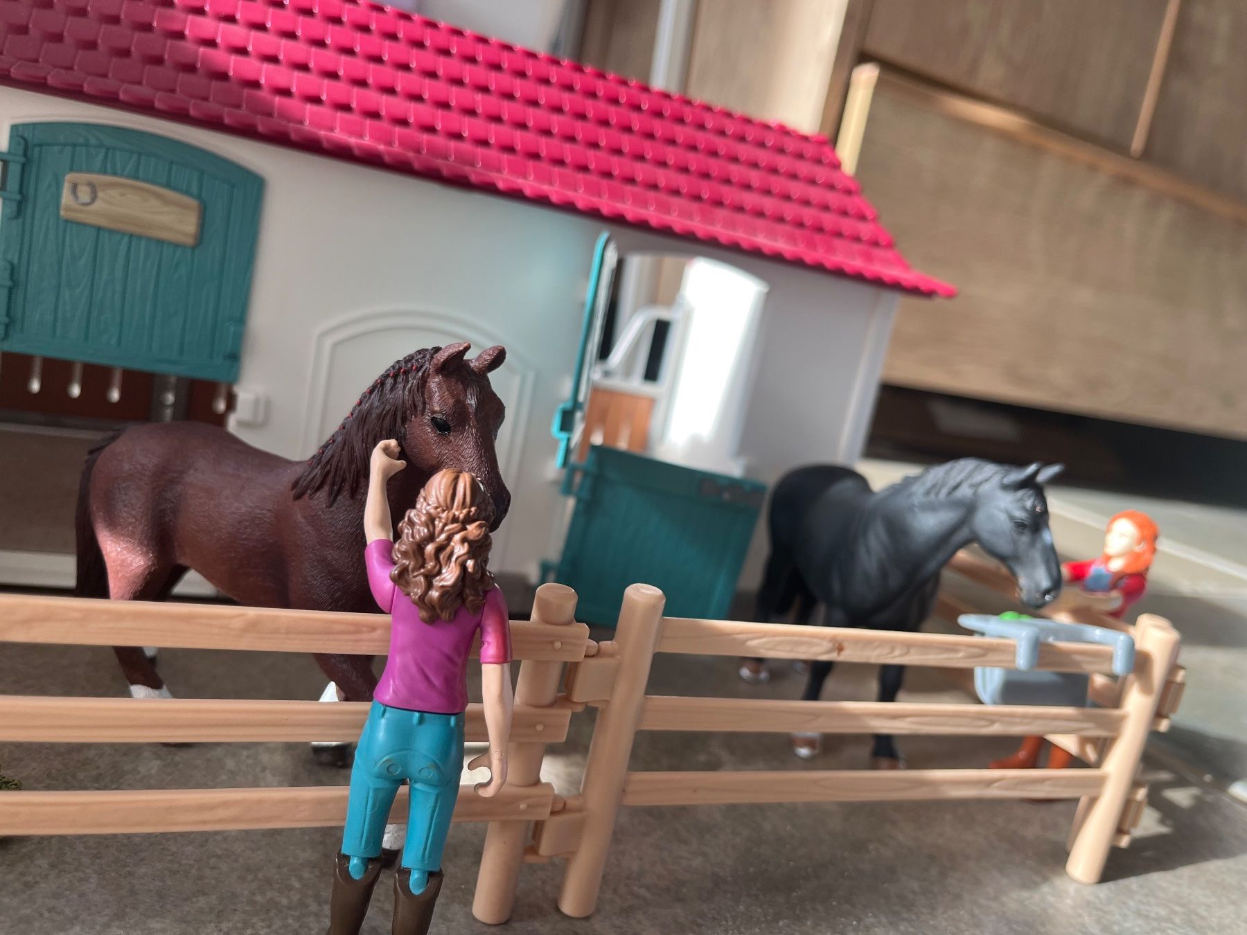 Schleich Giocattoli: Schleich Pferdehaus und Stall – Usato da Zürich venduto da Nellyliva01 6