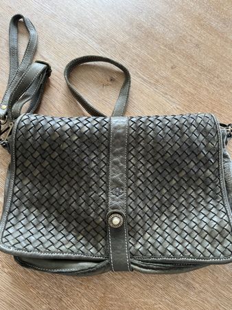 Elegante Schultertasche aus echtem Leder olivgrün