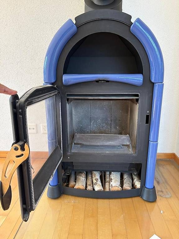 Stufe caminetto: Kaminofen / Cheminéeofen blau – Usato da Holzhäusern / Rotkreuz venduto da C.I.01 3