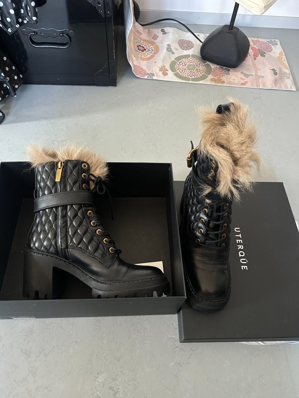 Scarpe da donna: Leder-Stiefeletten mit Fell – Usato da Winterthur venduto da yum_jz55