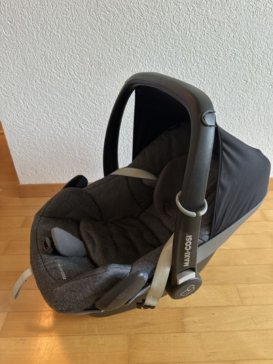 Maxi-Cosi Auto-Kindersitze: Maxi-Cosi Pebble Plus Babyschale mit Isofix Base 2 – Gebraucht aus Bern von Tami0110