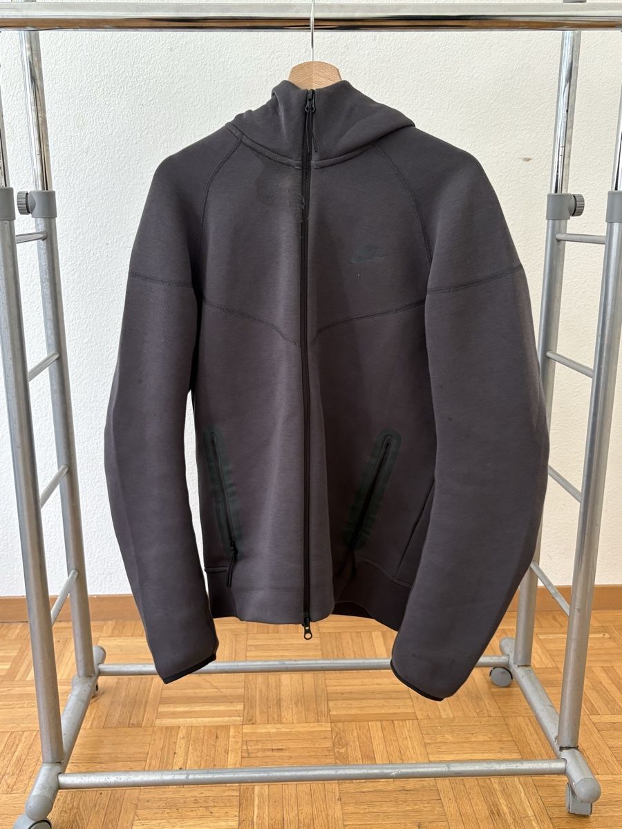 Nike Pullover & Sweatshirts: Grey Nike tech Hoodie – Gebraucht aus Genève von ton_h779