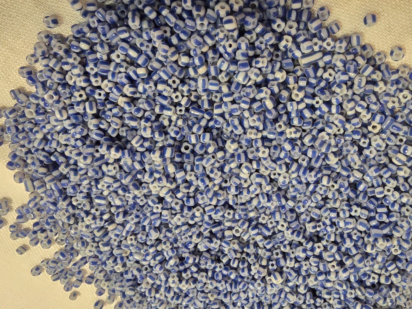 Perle (finte): 90g Rocailles Perlen blau-weiss – Nuovo (secondo la descrizione) da Basel venduto da Galia2001