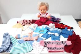 Puppenbekleidung mit Puppe  - Vêtements de poupée et poupée