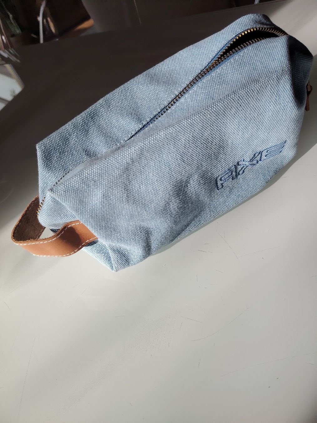 Kosmetikkoffer: Trousse de toilette Axe bleu ciel – Neu (gemäss Beschreibung) aus Penthalaz von Fever1 1