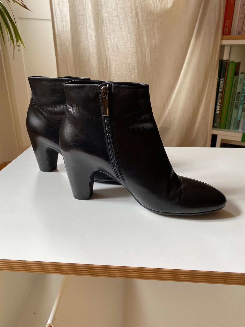Scarpe da donna: Calf leather bootie black size 40 – Usato da Zürich venduto da FEC75 2