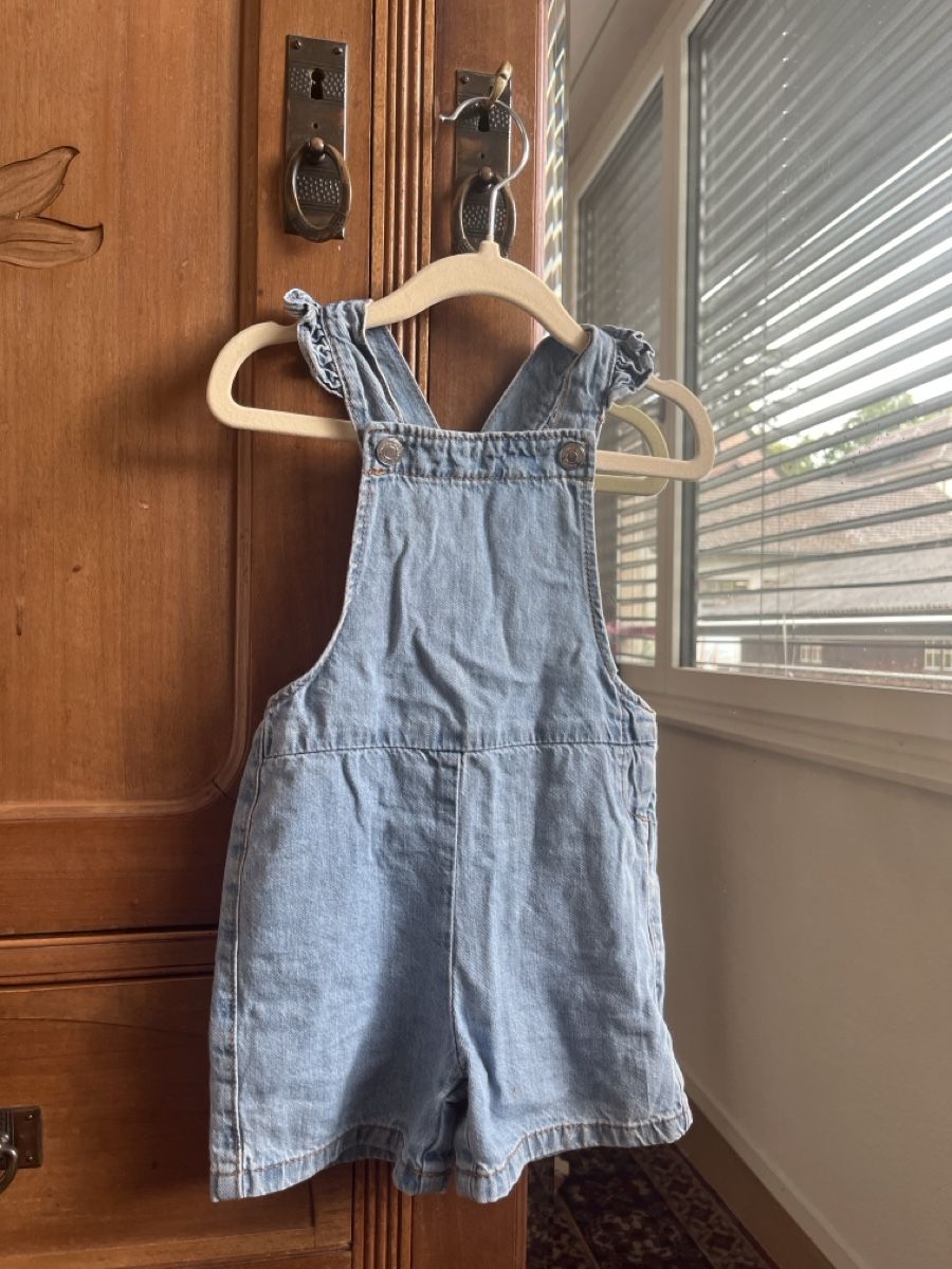 Pantaloni: Mädchen kurzes Latzhose  – Usato da Bern venduto da Pdelaure