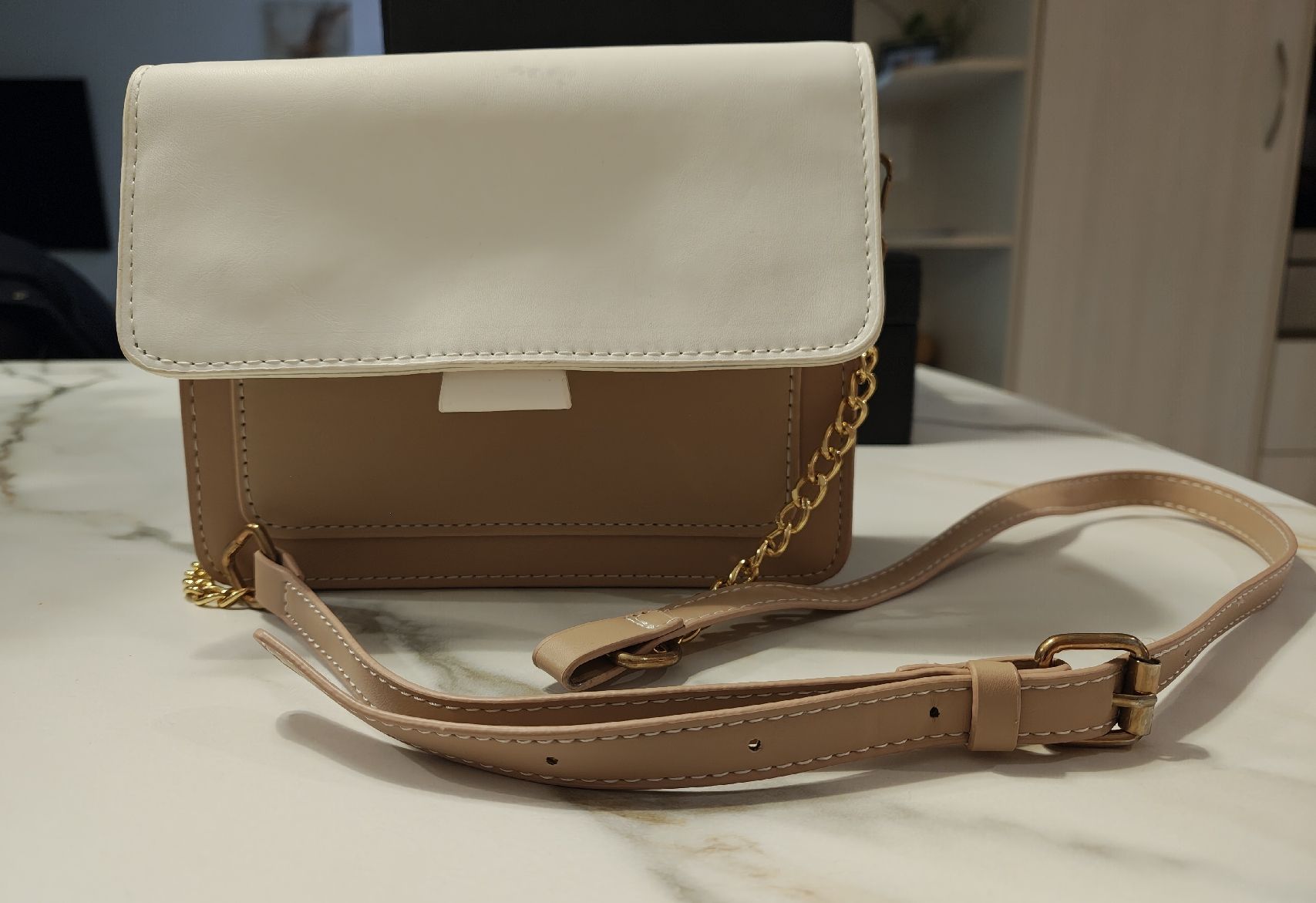 Borse da donna: Handtasche, beige/weiss mit Goldkette – Usato da Rütihof venduto da iva_2yts
