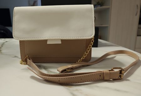 Handtasche, beige/weiss mit Goldkette