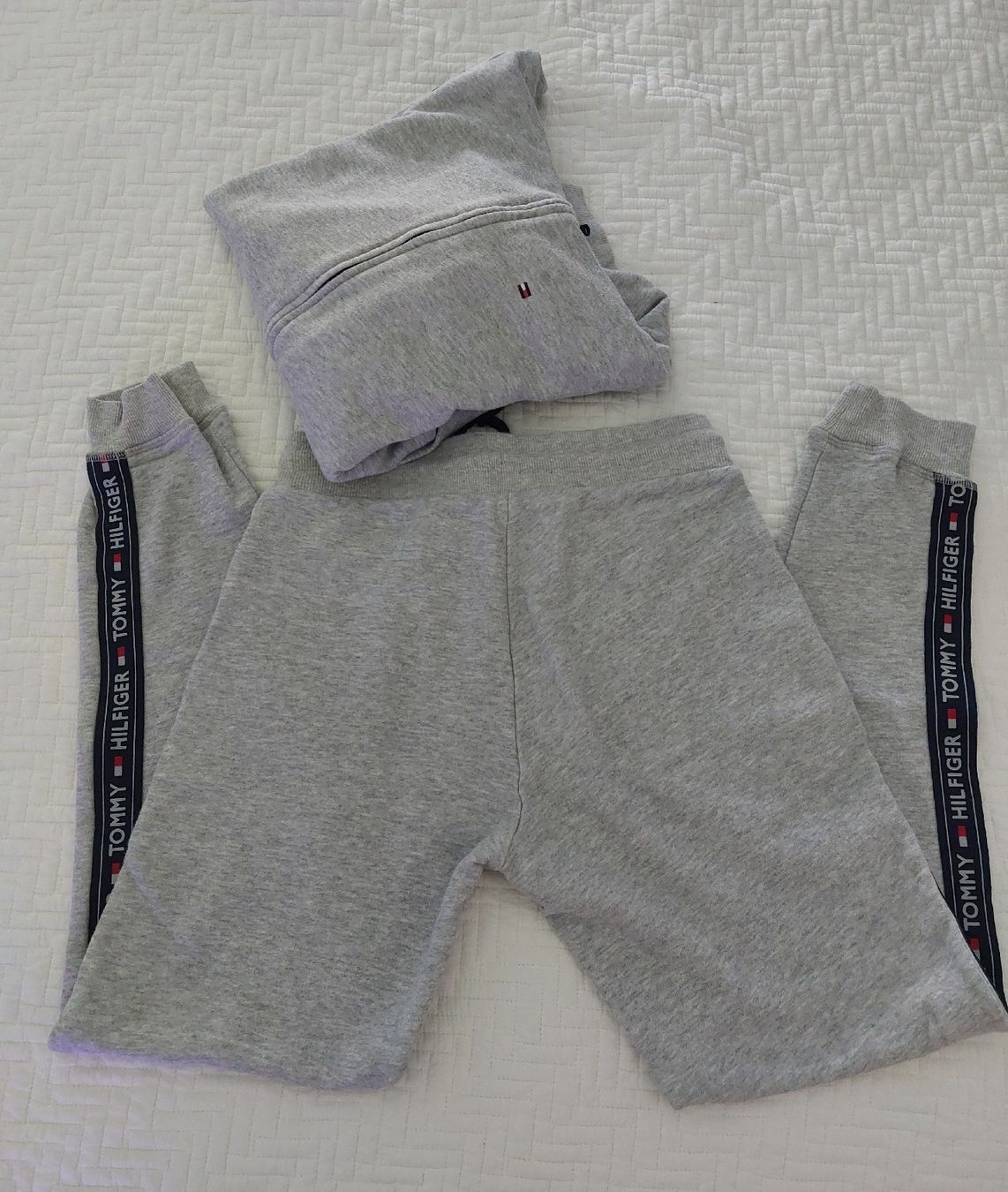 Tommy Hilfiger Lotti di vestiti: Tommy Hilfiger Sweatjacke mit Trainerhose – Usato da Zürich venduto da Martinlaehner
