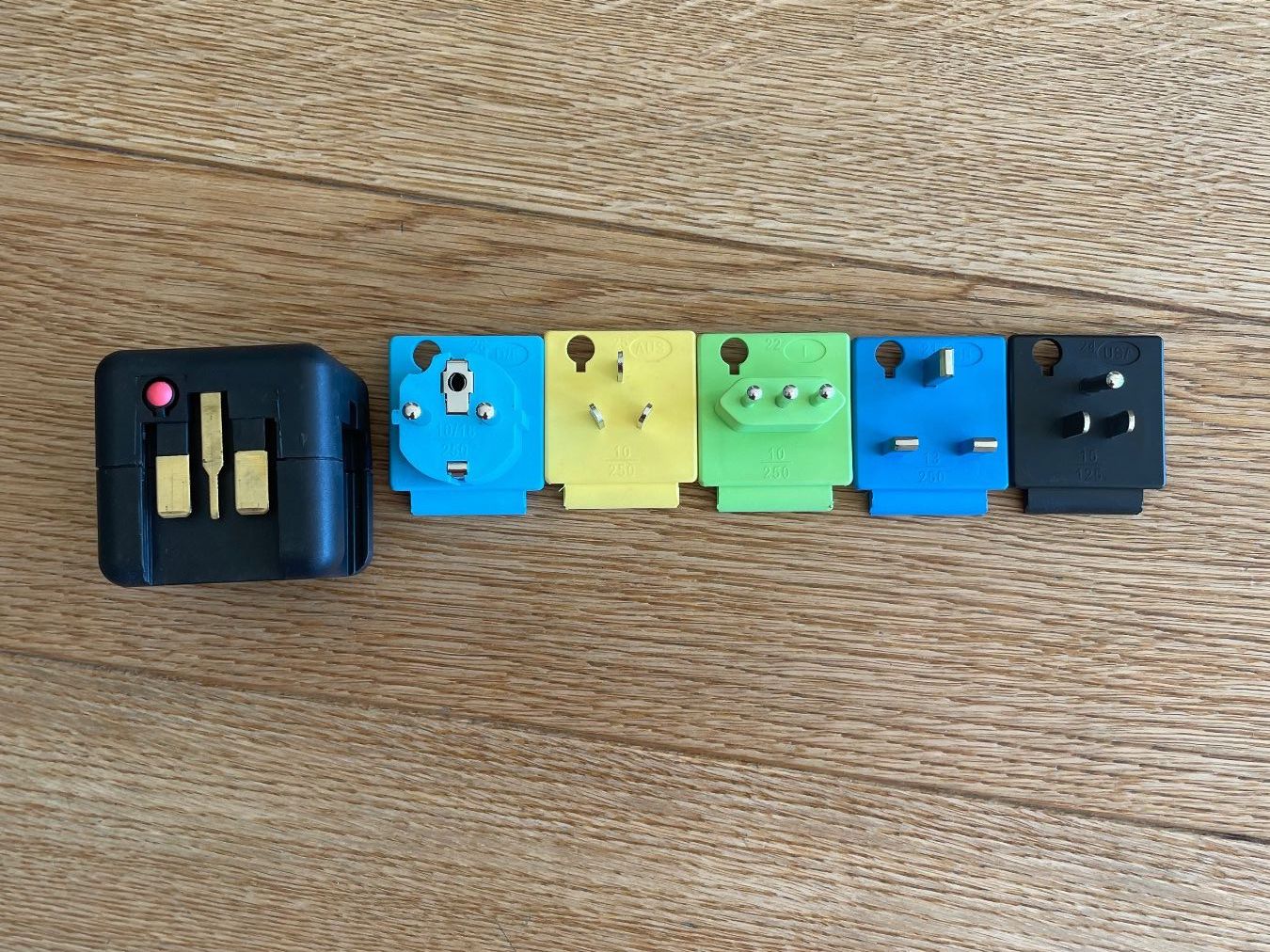 Lecteurs & Adaptateurs: Reiseadapter Universal Set mit Tasche – Neuf (Voir description) à Zürich par mav_ptv5 1