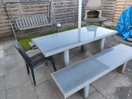 Steintisch mit Bänken