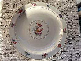 Grosser Porzellanteller mit Blumenmotiv