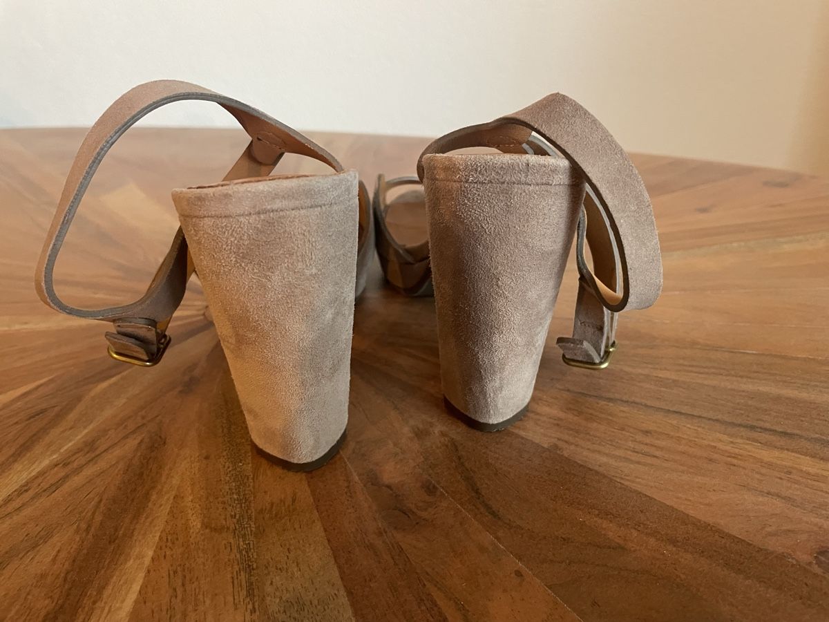 Scarpe da donna: Sandales Chie Mihara en daim beiges, taille 39 – Usato da Biel/Bienne venduto da Muriel0604 3