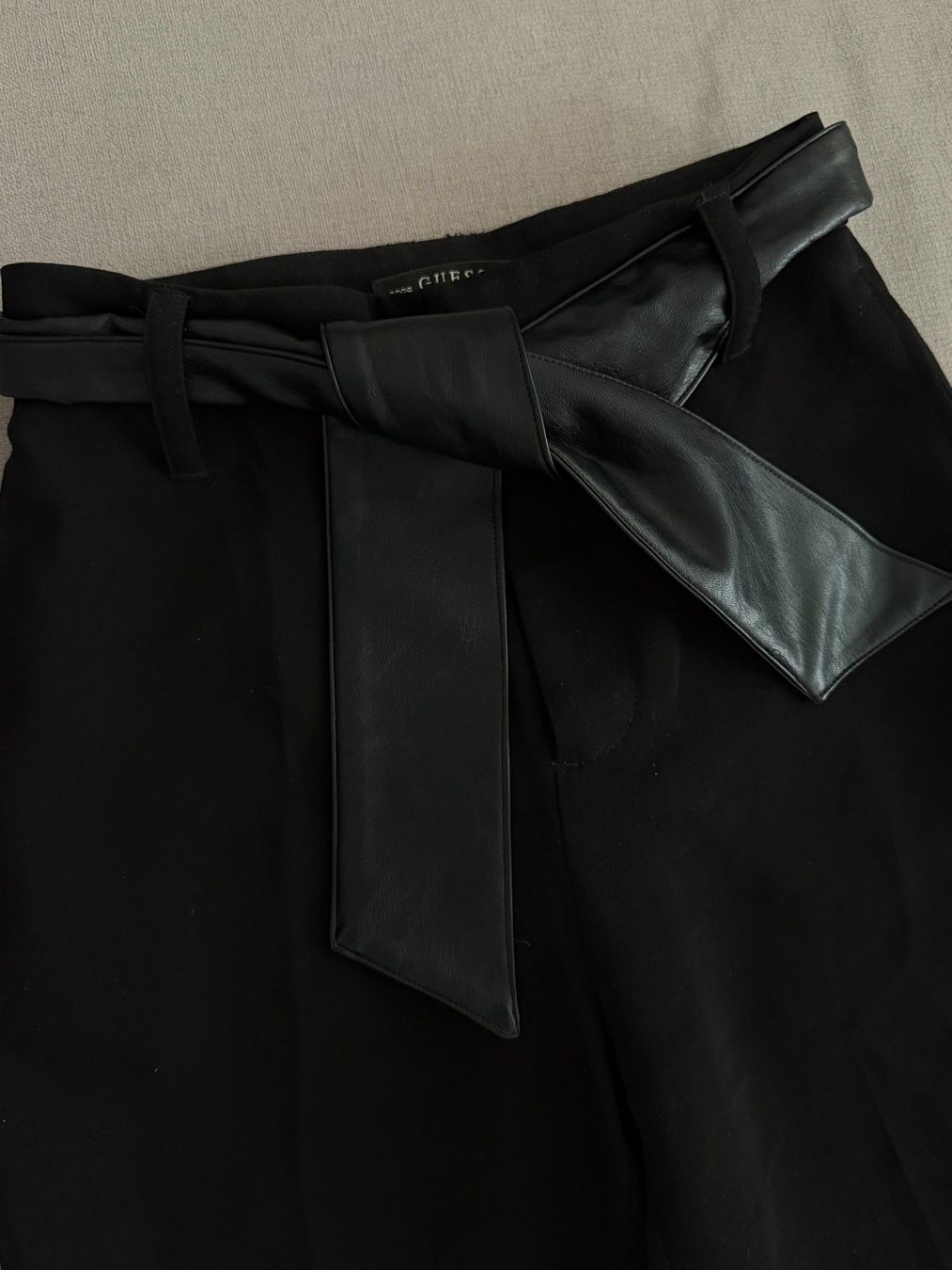 Guess Pantaloni: Leichte Guess Hose, Gr. 24 / XS – Nuovo (secondo la descrizione) da Bern venduto da mar_57gd 1