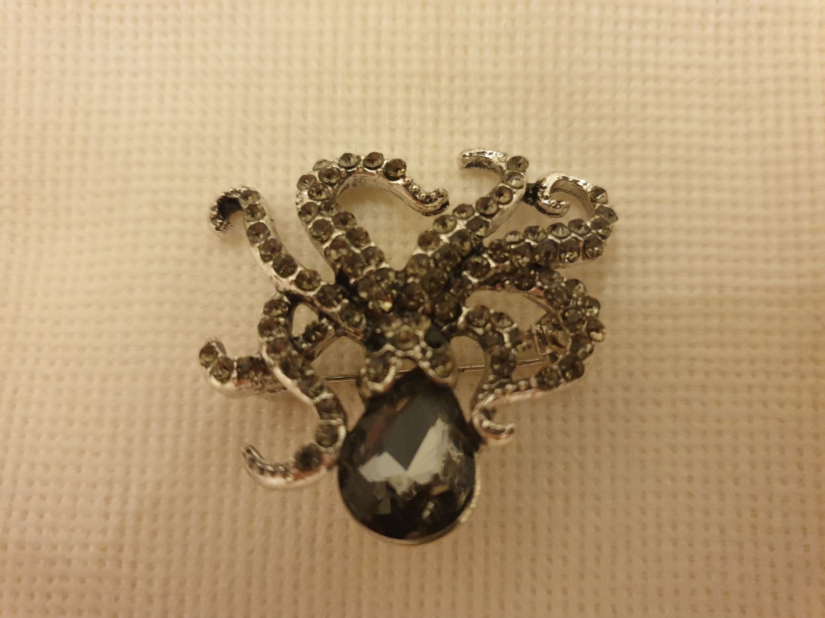 Spille & Fermagli: Broche métallique pieuvre, zircone, comme neuve – Nuovo (secondo la descrizione) da Neuchâtel venduto da Verenas12