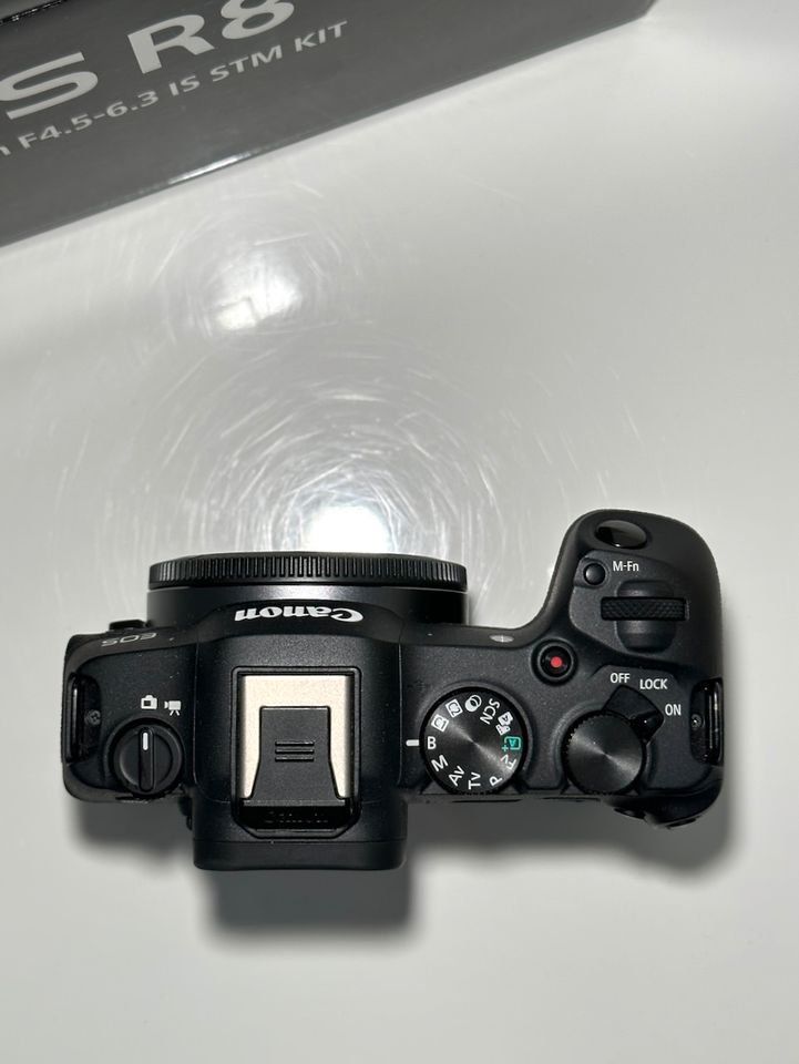 Canon Kamera: Canon EOS R8 - 2 orginal Akkus – Gebraucht aus Muttenz von  2