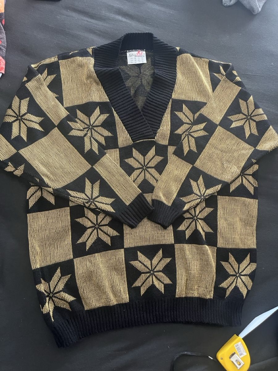 Maglioni & Felpe: Pullover schwarz gold gemustert V-Ausschnitt – Nuovo (secondo la descrizione) da Olten venduto da sae_82z2