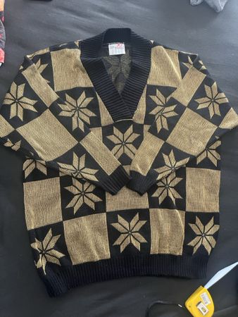  Pullover schwarz gold gemustert V-Ausschnitt