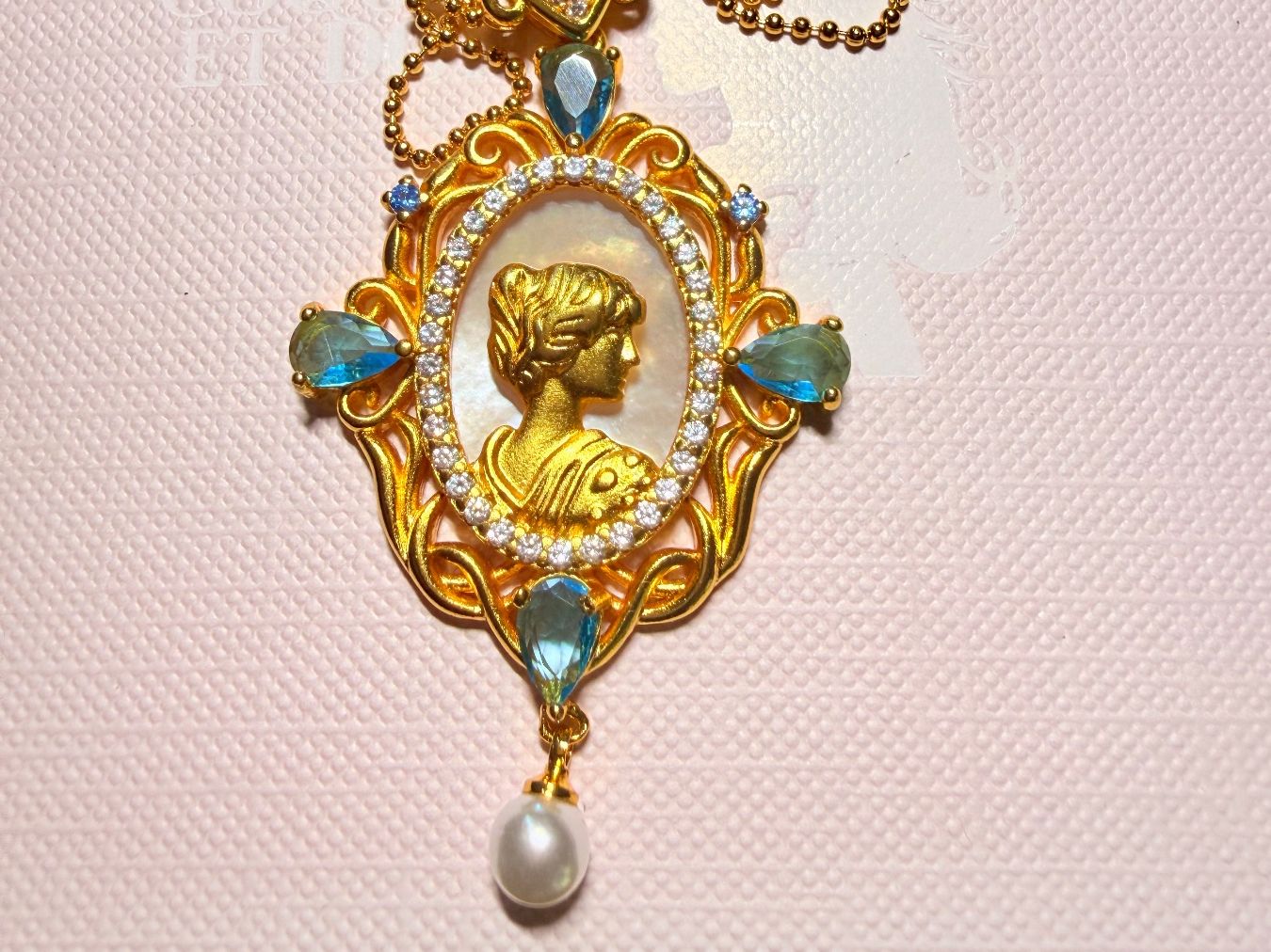 Altri gioielli: Ensemble bijoux camé nacré et perles – Nuovo e nell'imballaggio originale da St-Maurice venduto da Sandrinette123 4