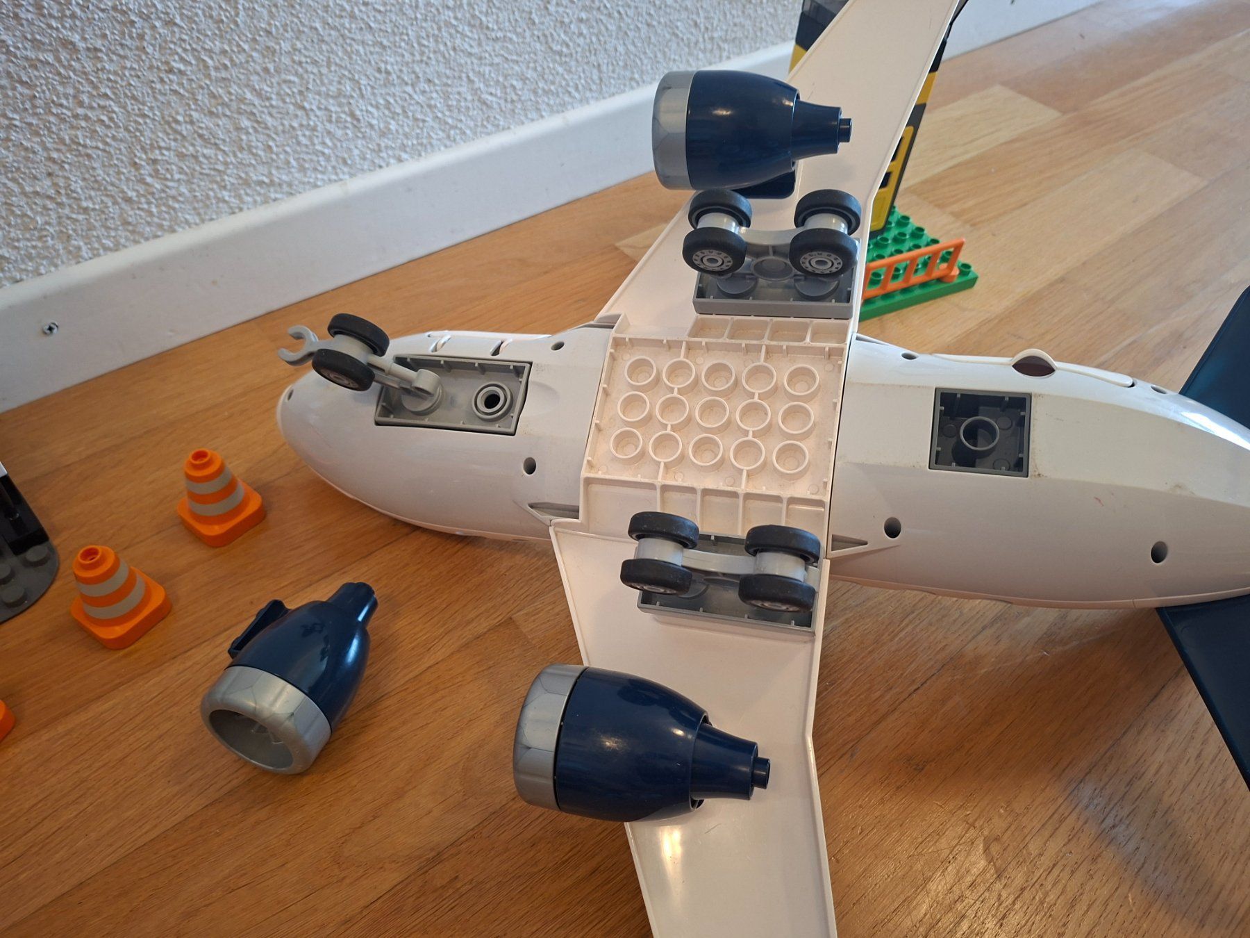 Lego Jouets: LEGO Duplo Grosses Flugzeug mit Flughafen – D'occasion à Balterswil par Steineparadies 7