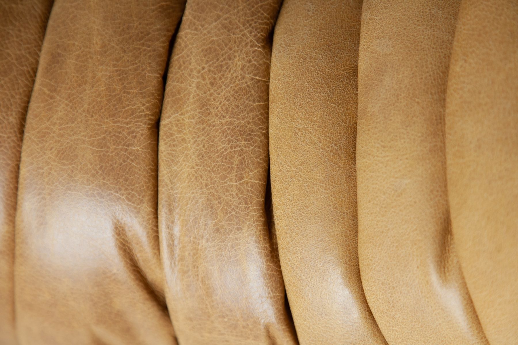 Ligne Roset Divani: 3er Sofa Togo, neu bezogen mit Leder – Nuovo (secondo la descrizione) da Zürich venduto da ERATOMIUM 6