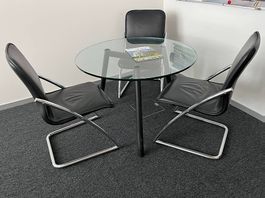 Eleganter Glastisch mit Designer Stühlen