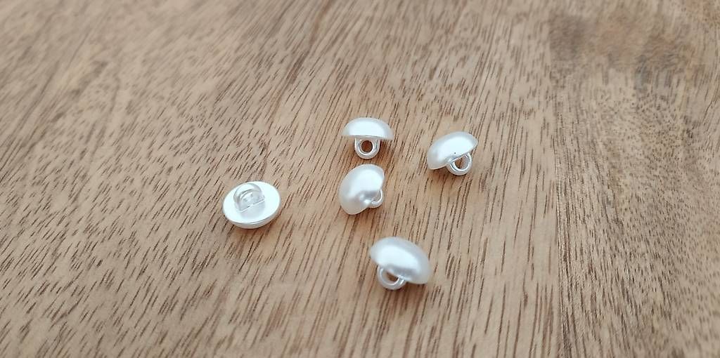 Perle (finte): 7 Stk. Knopf Perlen 10mm – Usato da Allschwil venduto da 86d_fmd5 4