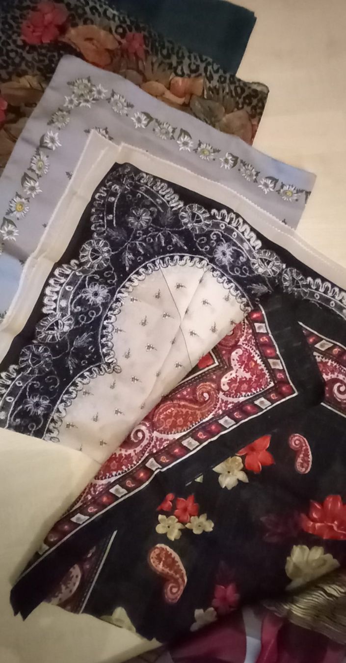 Foulard & Sciarpe: 9 STK DIVERSE FOULARD - QUADRATISCH – Usato da Huttwil venduto da Kunterbuntli 5