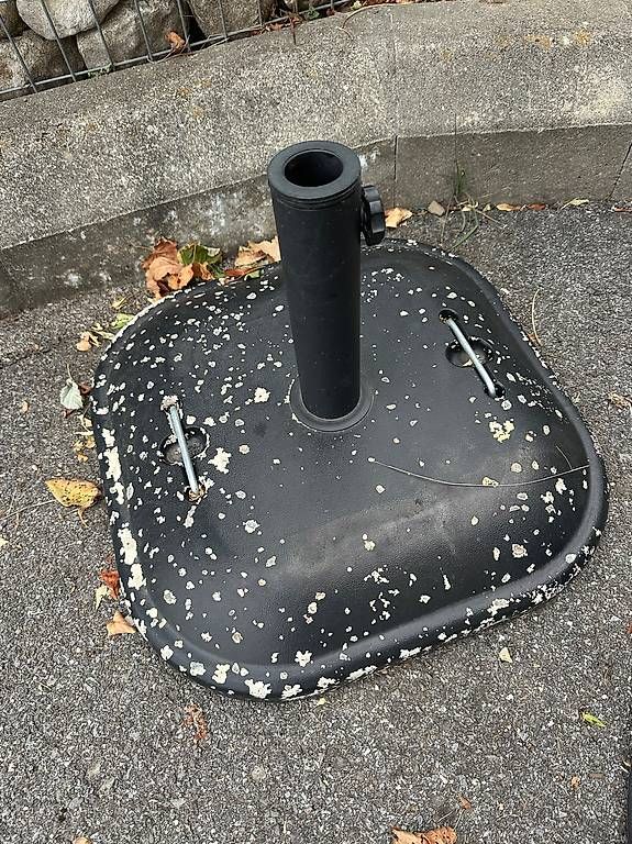 Sonnenschirme: Pied de parasol - marqué par impacts – Gebraucht aus Longirod von Fabricelli