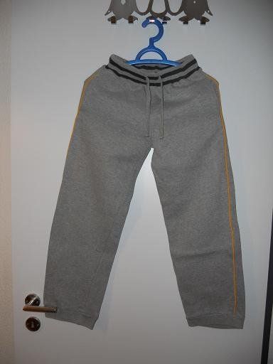 Pantaloni: Neu: Trainerhose - grau - Gr. 140 – Nuovo (secondo la descrizione) da Uznach venduto da Laeuffer