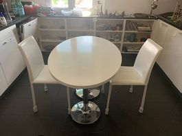 Weisser Tisch mit 2 Stühlen  schönes Essplatz-Set