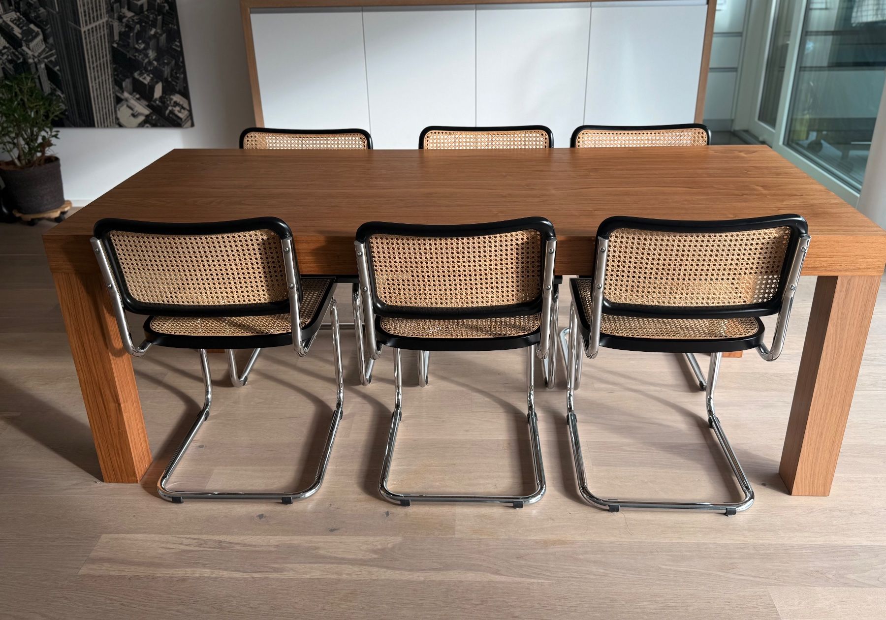Pfister Set di tavolo e panche: Esstisch Nussbaum mit 6 Freischwinger Stühlen Set – Usato da Schwyz venduto da hel_6ys6 1