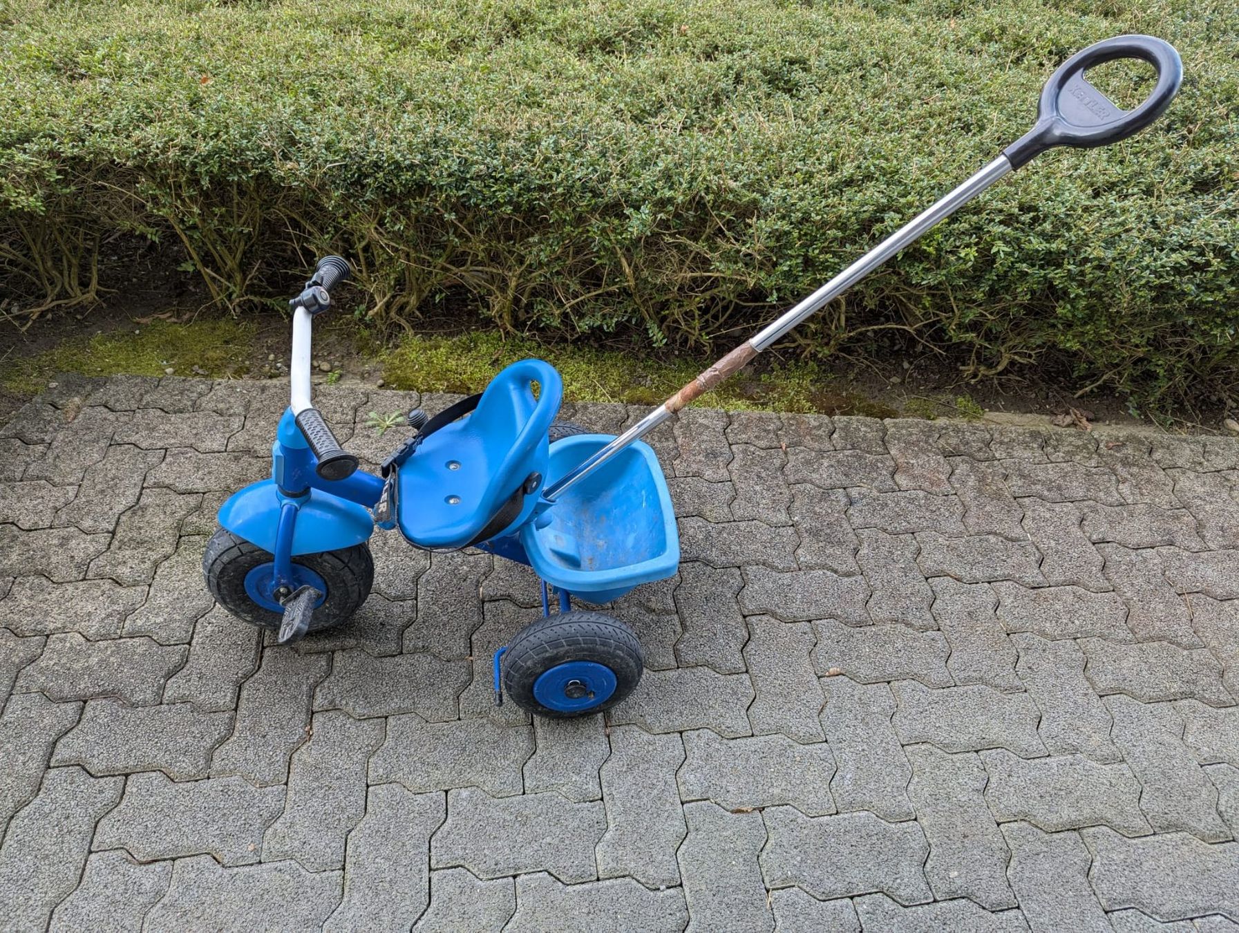 Kettler Fahrzeuge für Kinder: Dreirad Kettler blau mit Schiebestange – Gebraucht aus Wittenbach von Shadowfang