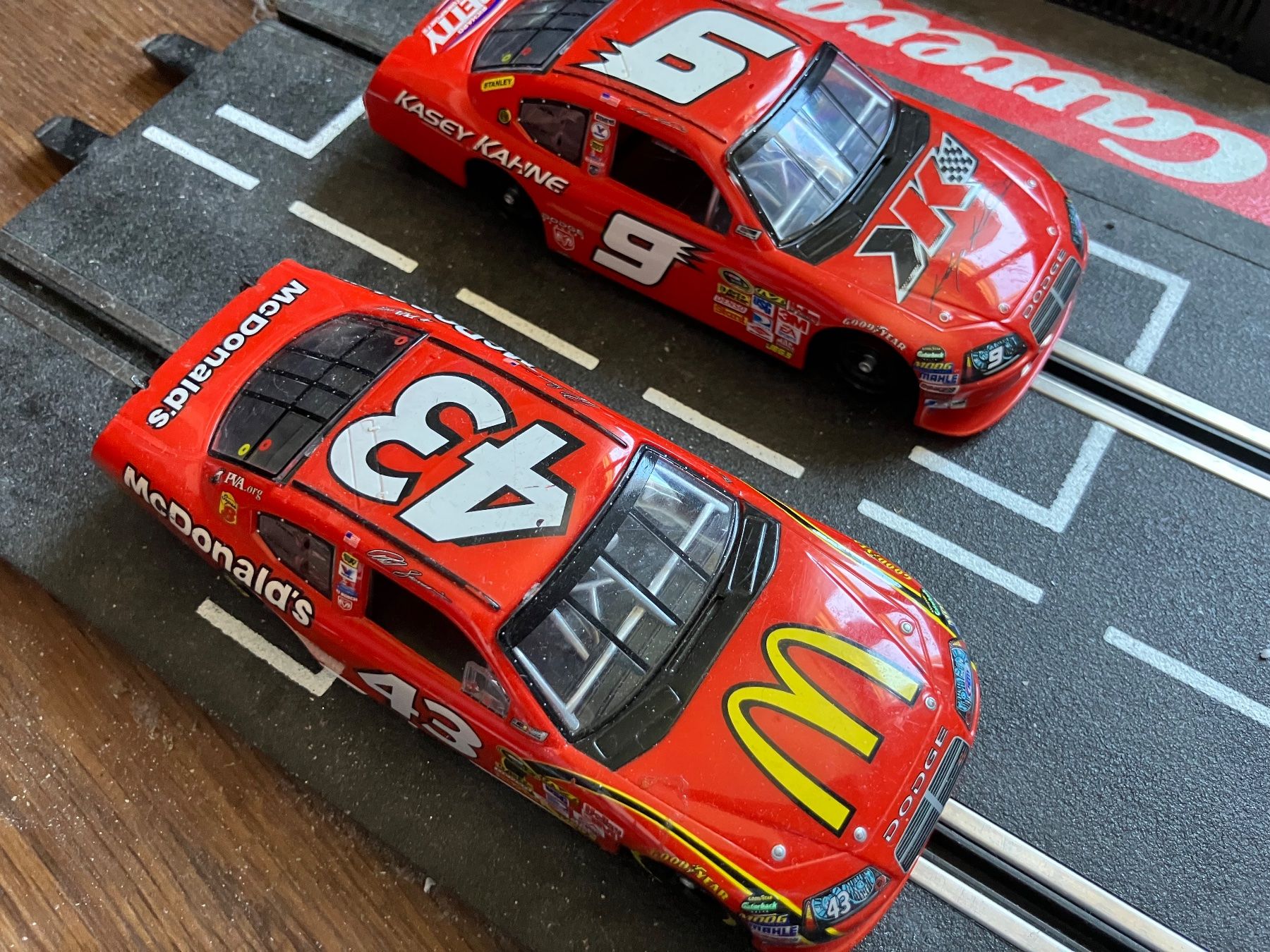 Carrera Piste: 2 Carrera 132 Nascar Dodge rot – Usato da Möriken AG venduto da schmueke01