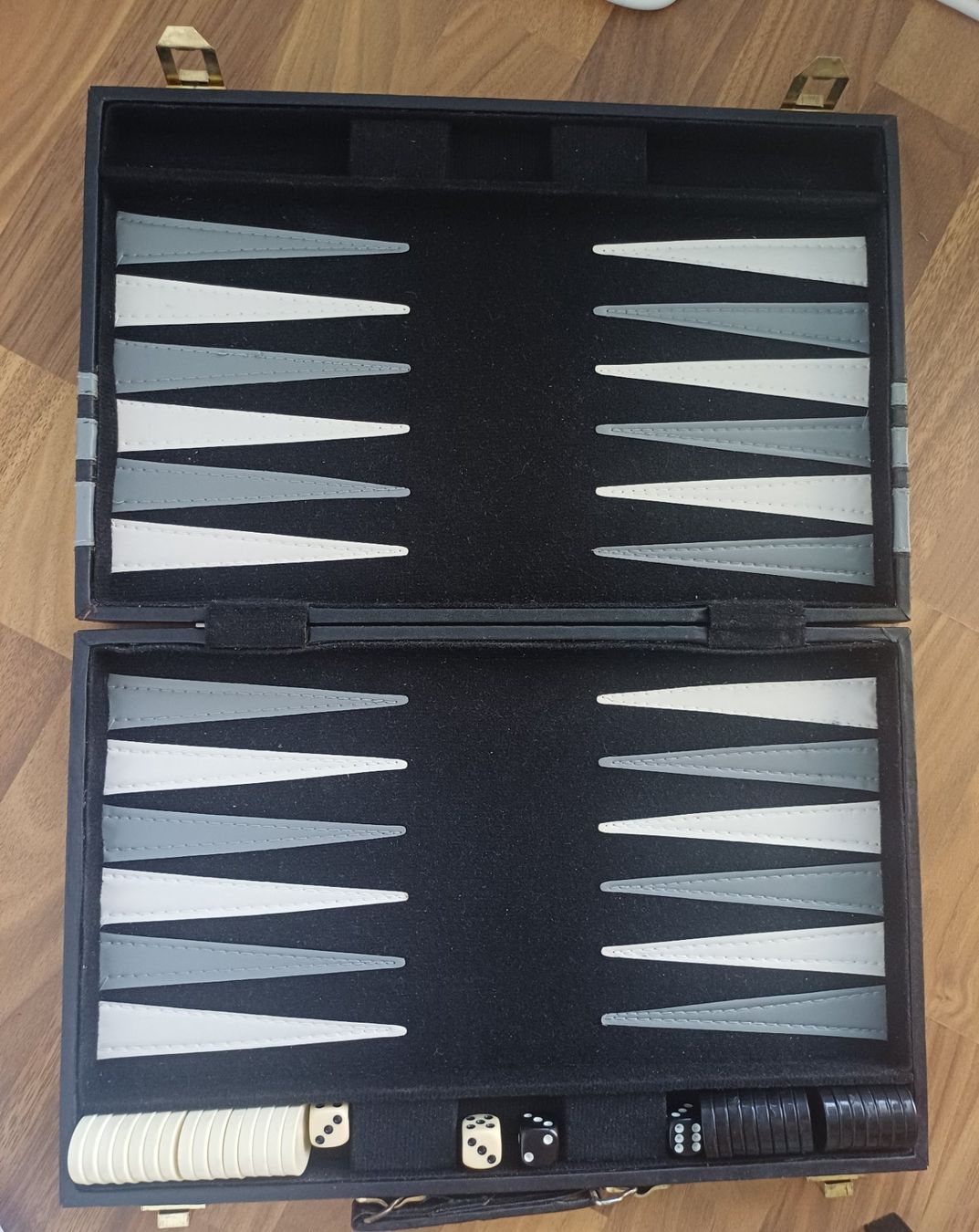 Jeux: Hochwertiges Backgammon-Spiel mit Koffer – D'occasion à Zürich par san_lkv2 1