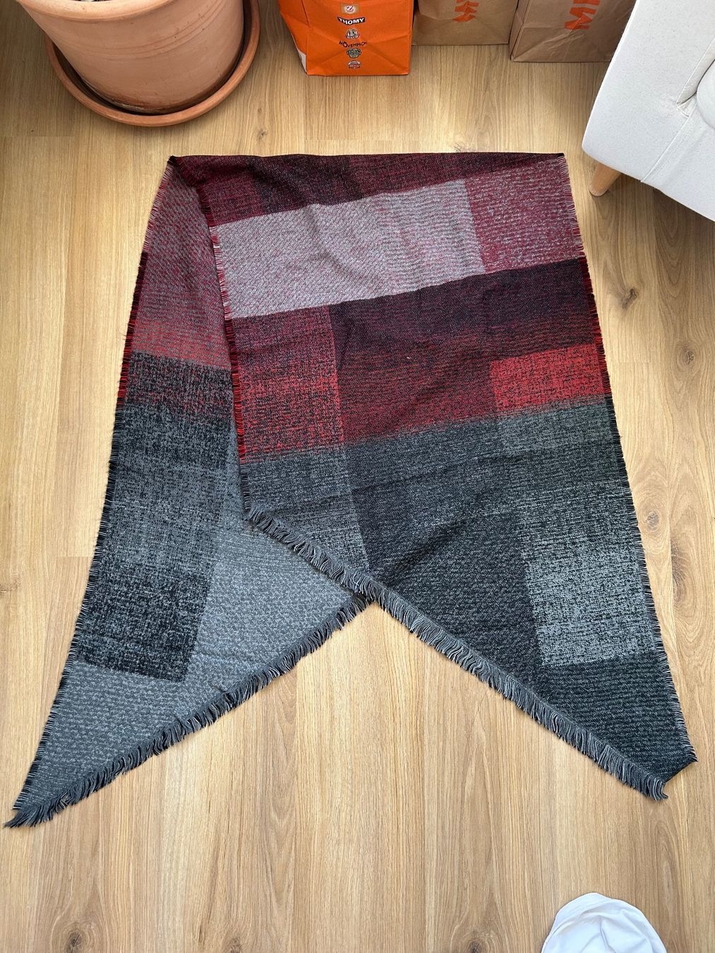 Foulard & Sciarpe: Écharpe grise et rouge chaude – Usato da Delémont venduto da elena_neuhaus