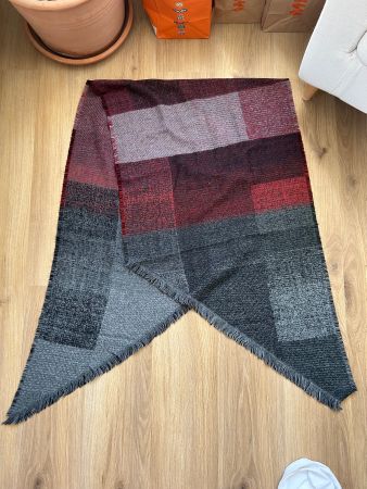 Écharpe grise et rouge chaude