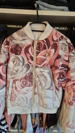 Puma Bomberjacke Blumenmuster Damen Grösse S neuwertig