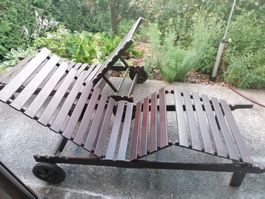 2 Gartenliegestühle, holz, braun, klappbar, ohne Auflagen