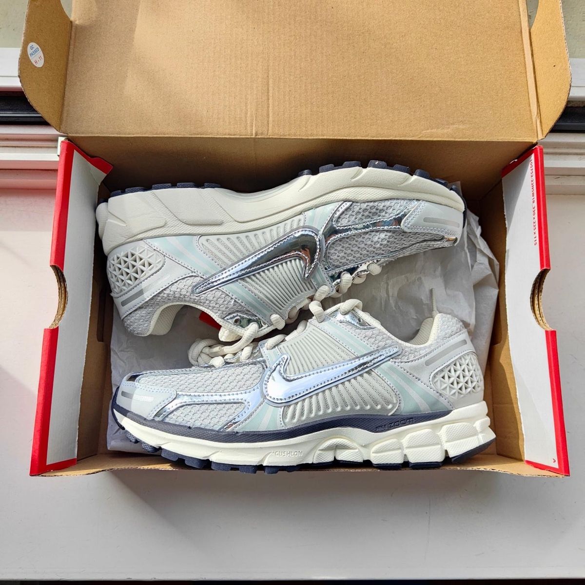 Nike Scarpe da donna: Nike Zoom Vomero Metallic Silver EU 41 – Nuovo e nell'imballaggio originale da Dübendorf venduto da Sneaker_Seller