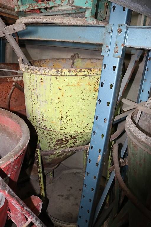 Contenitori edile: Betonkübel, ca. 400 Liter – Usato da Unteriberg venduto da Konstibau