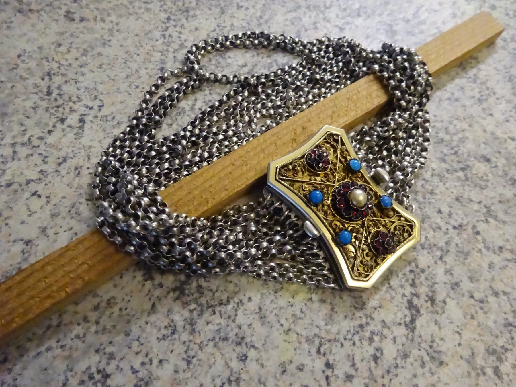 Catenine: Halsband / Bayern Dirndl – Usato da Esslingen venduto da FetteSchnecke 7