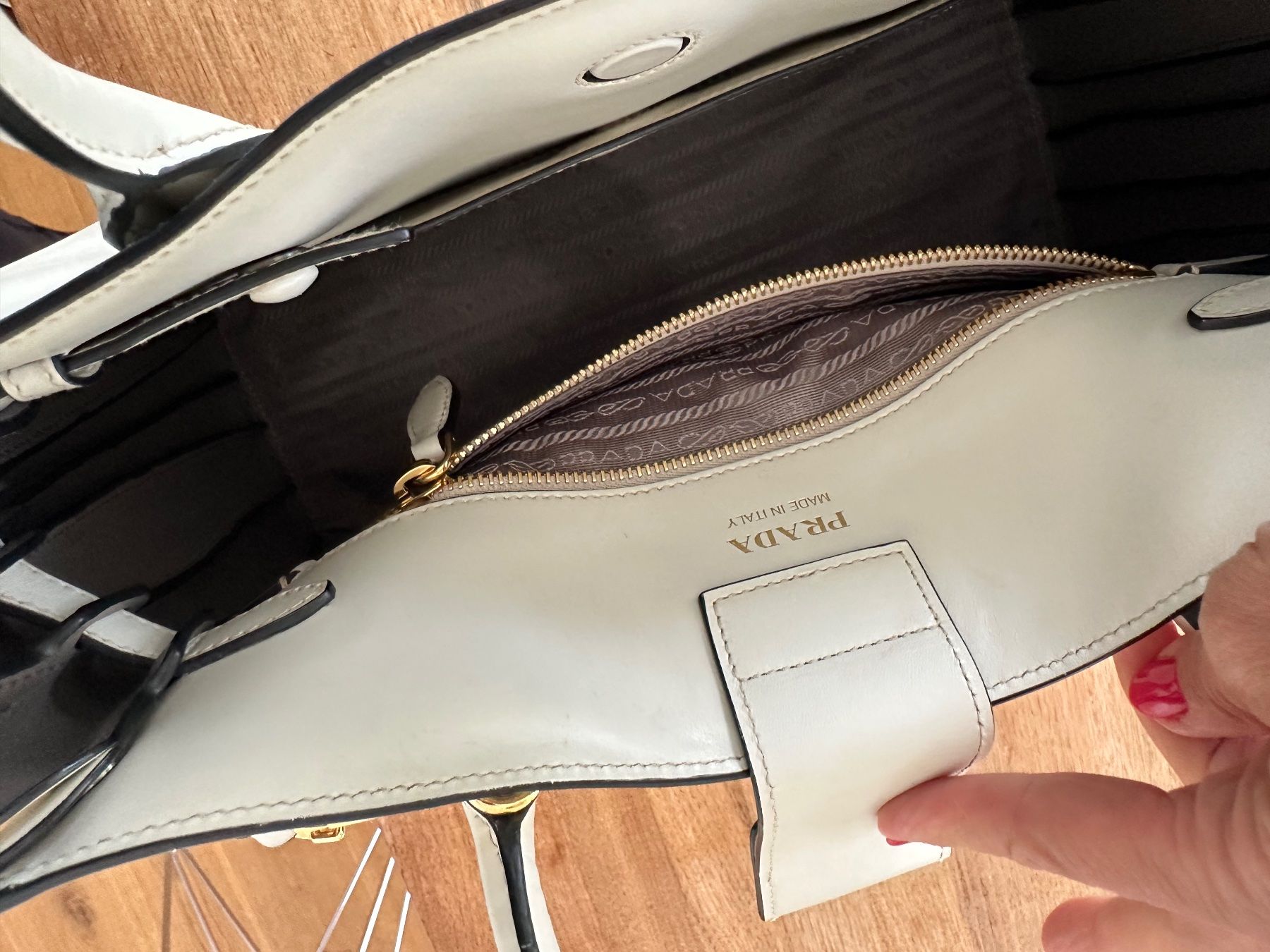 Prada Borse da donna: Prada Tasche weiss original – Usato da Hausen am Albis venduto da Mwtraining 6