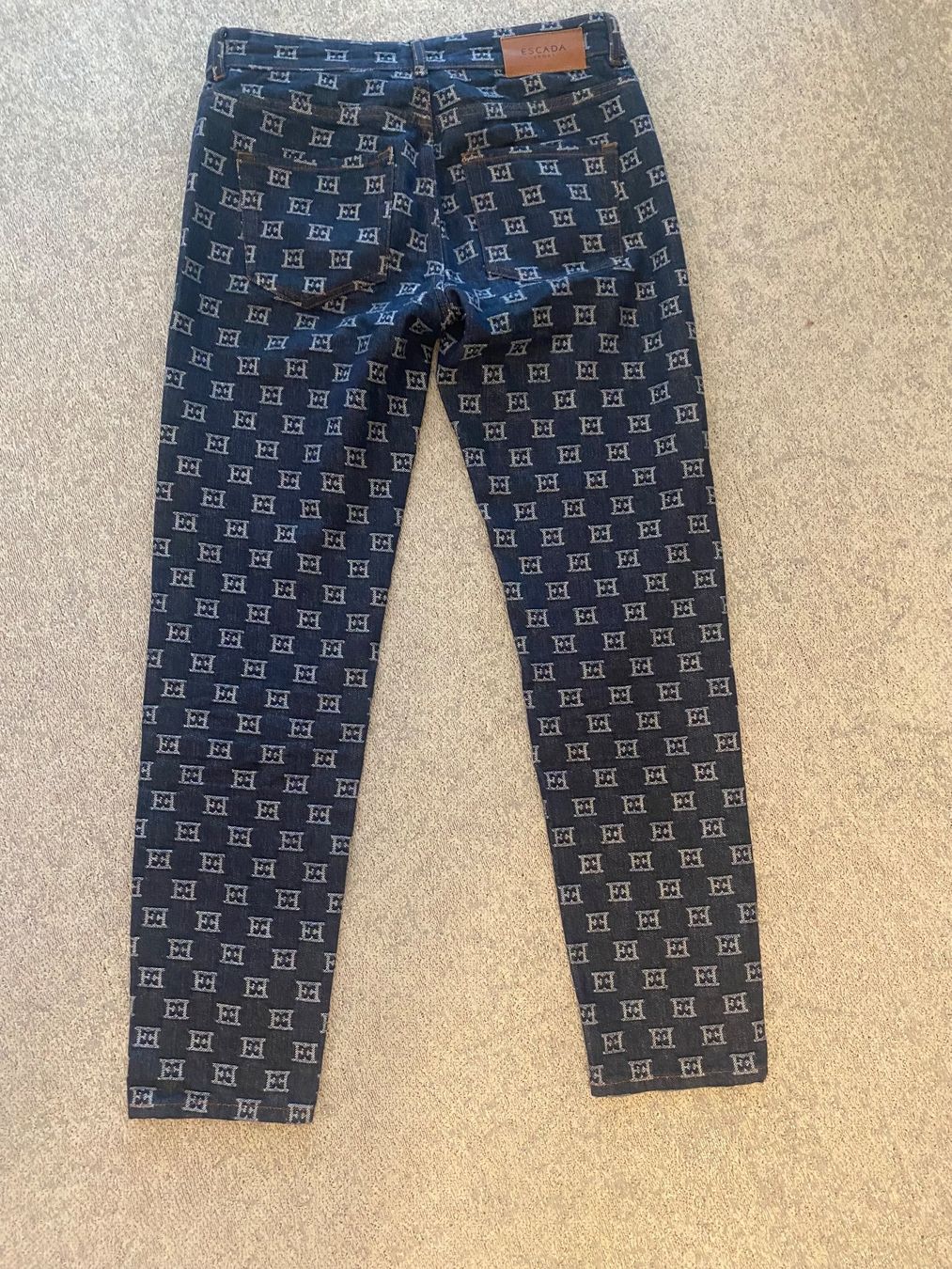 Escada Jeans: Escada Monogramm Jeans Gr 36 – Usato da Baar venduto da egl_q6qy 1