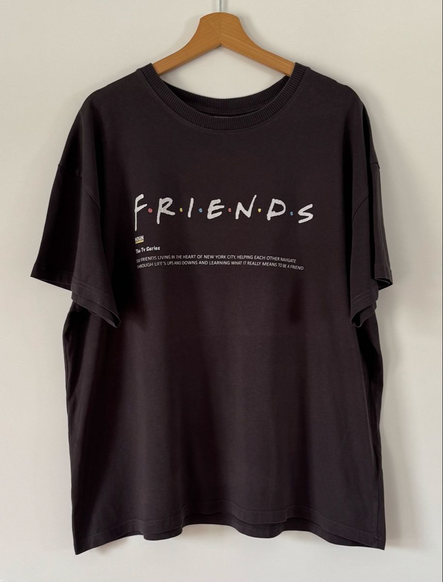 H&M T-shirts: T-Shirt F.R.I.E.N.D.S. Anthrazit Grösse XL – D'occasion à Flumenthal par Krajan