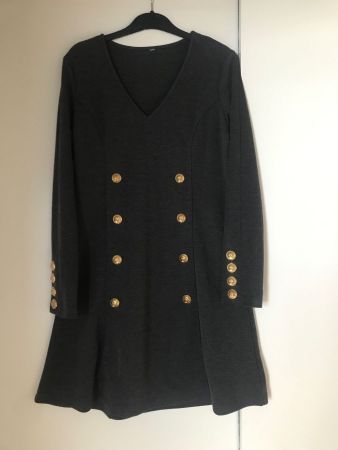 Robe grise à boutons dorés- bubbleroom