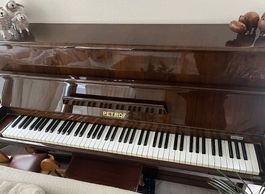 Piano droit Petrof 106