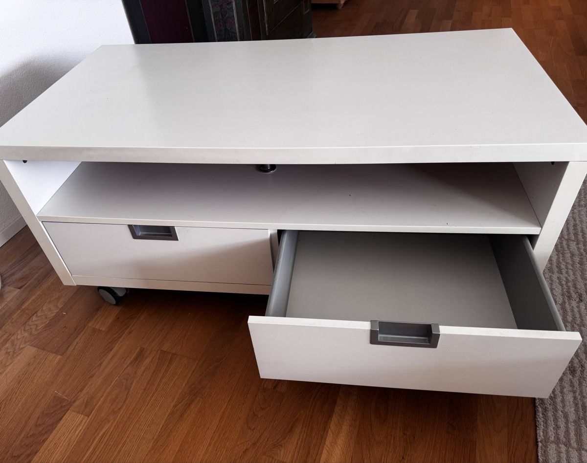 Ikea Mobili TV: IKEA TV-Möbel weiss auf Rollen – Usato da Kehrsatz venduto da Adrenalina1 3