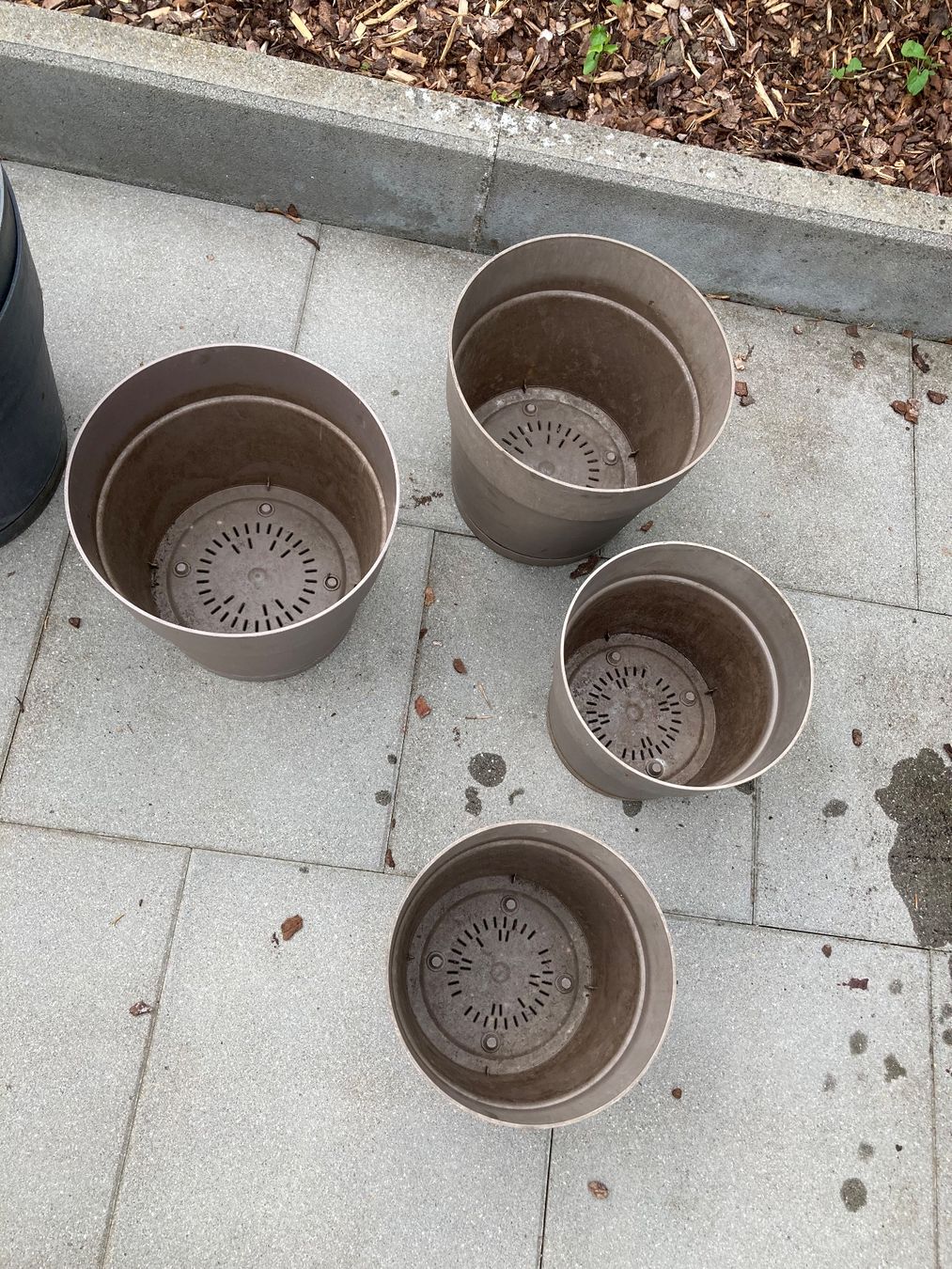 Vasi per fiori: 4x Blumentöpfe beige mit Untersetzer – Usato da Hitzkirch venduto da eve_may 4